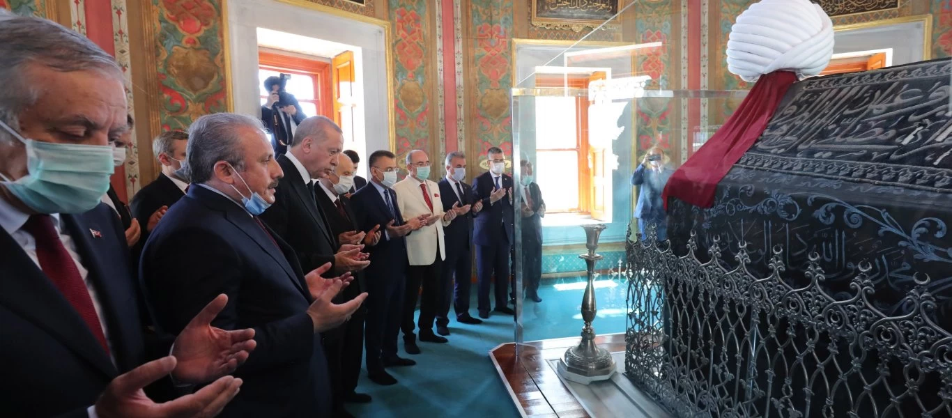 Ο.Ρ.Τ.Ερντογάν προσευχήθηκε στον τάφο του «Πορθητή»: Ζήτησε νέες κατακτήσεις για την Τουρκία! (βίντεο)